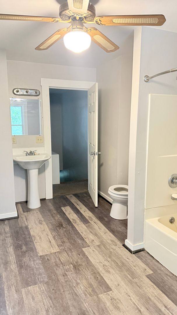 Townhouse for rent at 1012 Mount Jackson St, New Castle, PA 16102