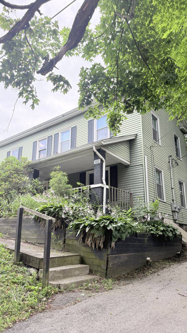 Townhouse for rent at 1012 Mount Jackson St, New Castle, PA 16102
