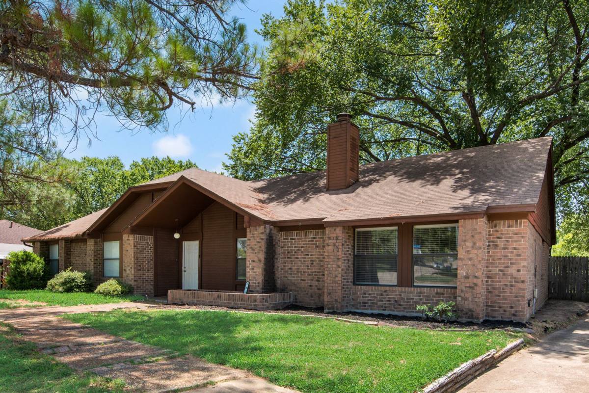 Townhouse for rent at 208 E Denton Dr, Euless, TX 76039