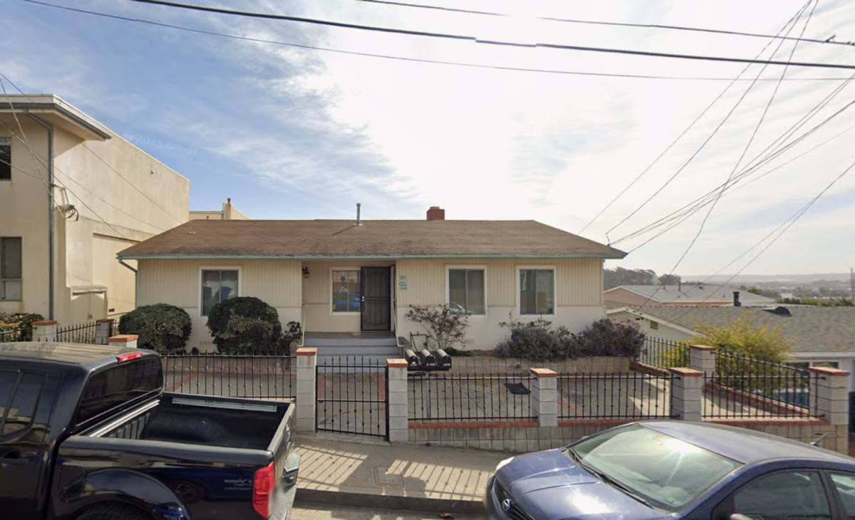 Apartment for rent at 5847-5849 Mildred St, San Diego, CA 92110