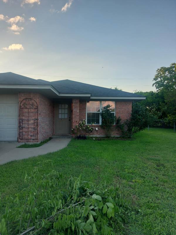 House for rent at 1701 W Doyle St, Granbury, TX 76048