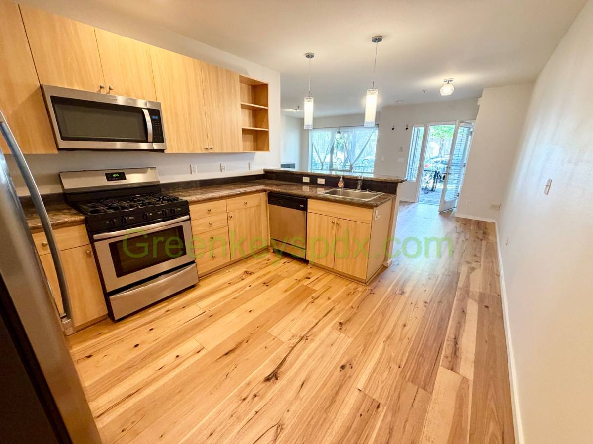 Condo for rent at 7550 N Burlington Ave, Portland, OR 97203