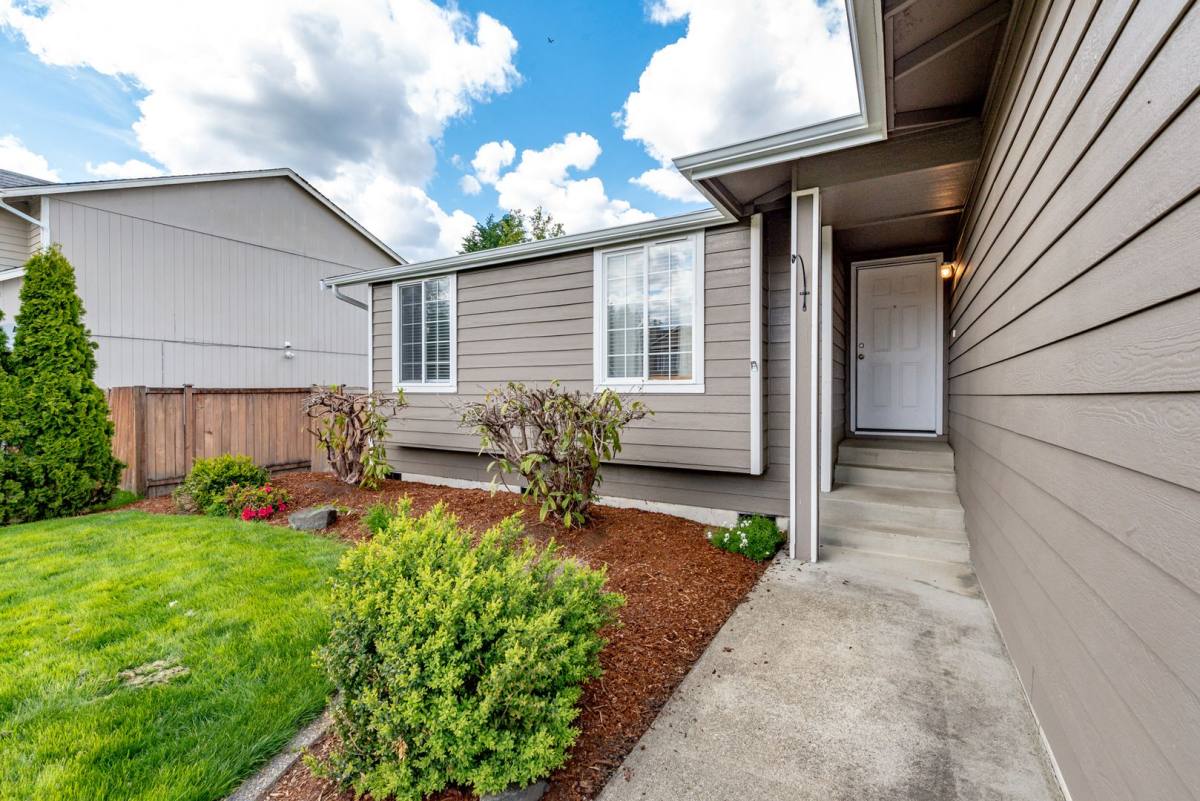 House for rent at 11123 172nd St E, Puyallup, WA 98374