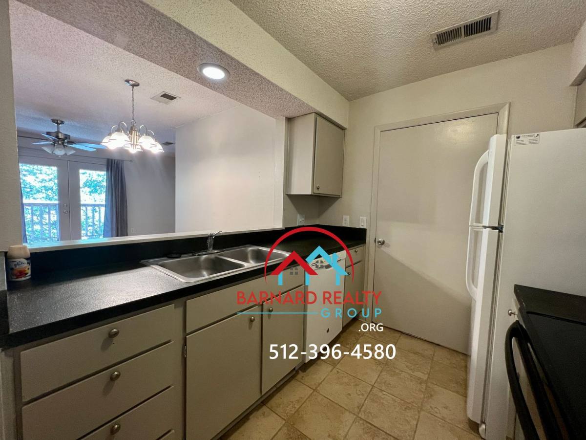 402 Fredericksburg, San Marcos, TX 78666 - Condo for Rent - Image 8
