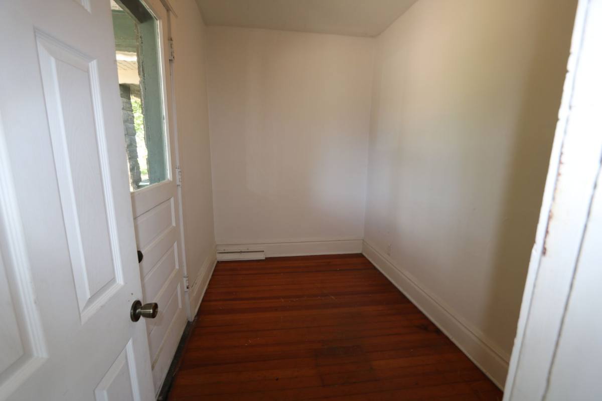 Apartment for rent at 900 & 902 N, Burlington, IA 52601