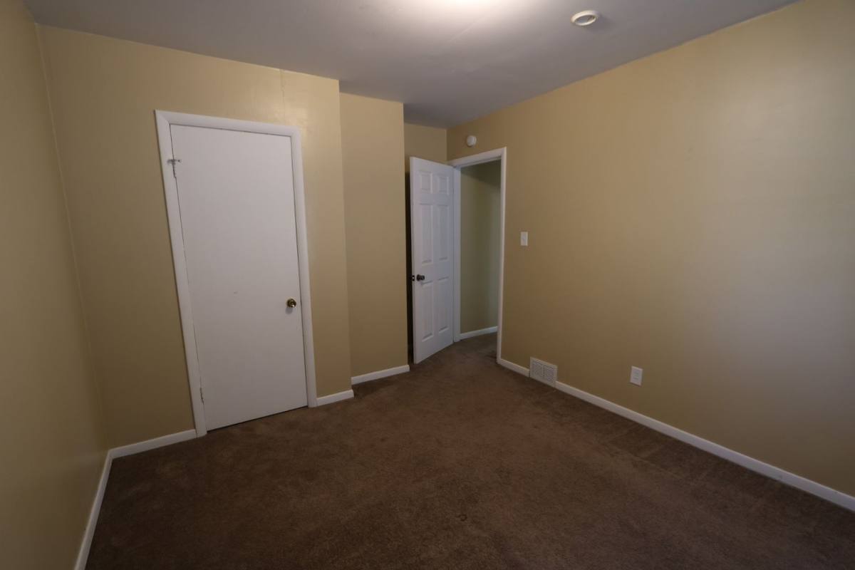 Apartment for rent at 900 & 902 N, Burlington, IA 52601