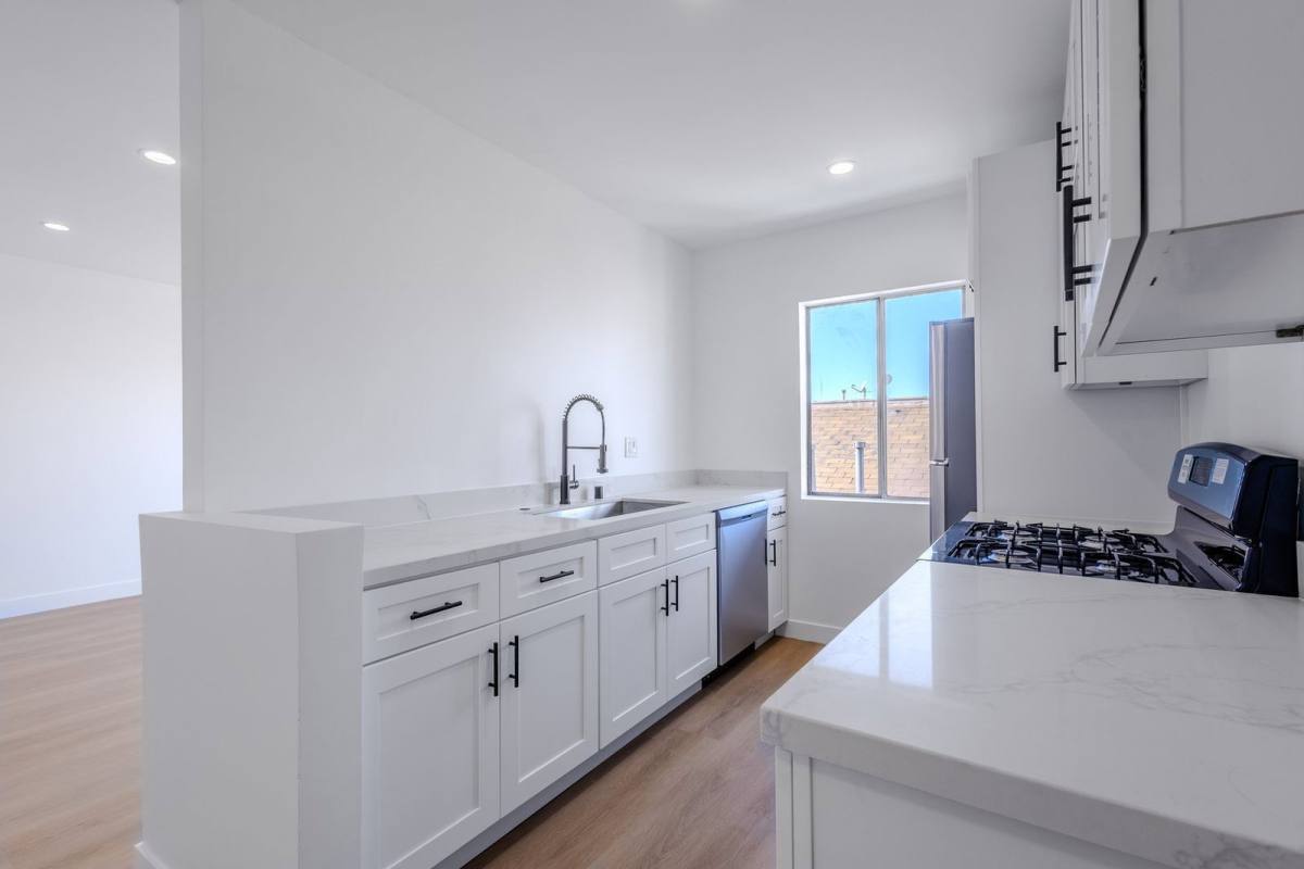 Apartment for rent at 4639 W 17th St, Los Angeles, CA 90019