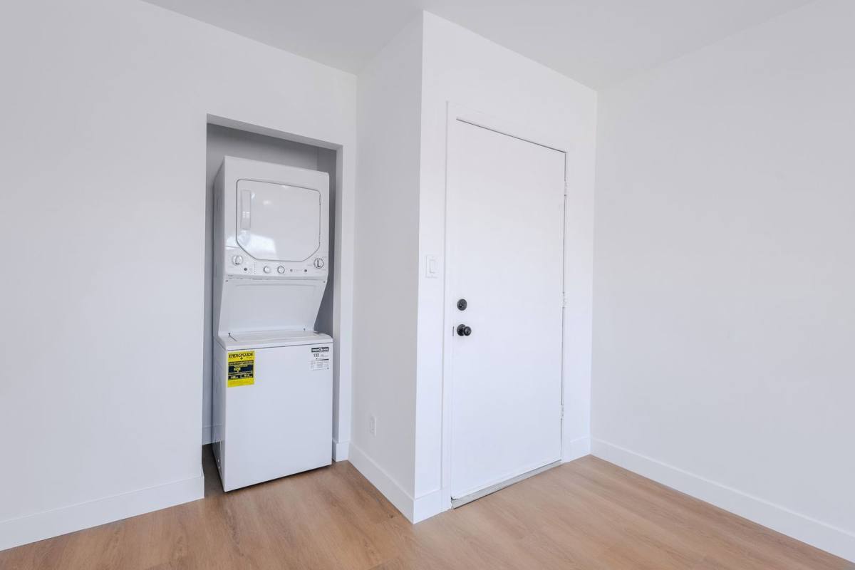 Apartment for rent at 4639 W 17th St, Los Angeles, CA 90019