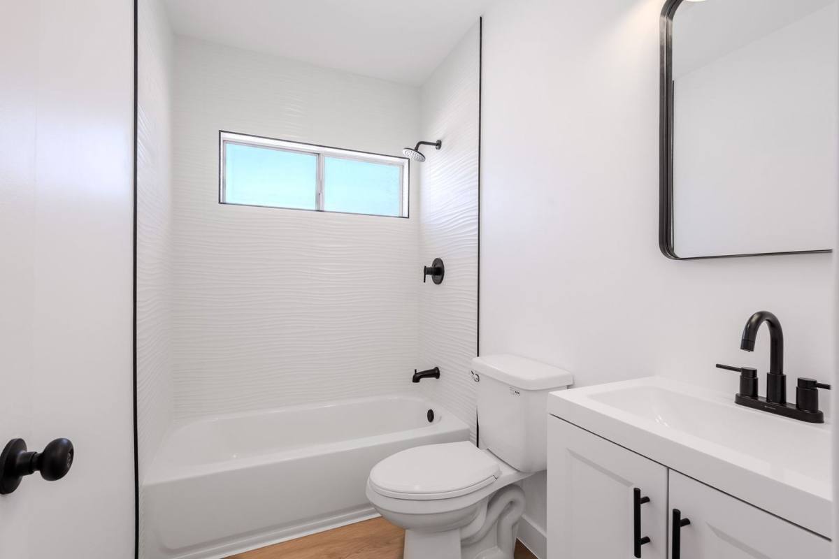 Apartment for rent at 4639 W 17th St, Los Angeles, CA 90019