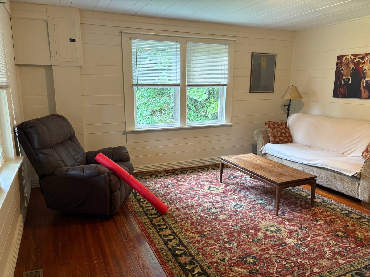 House for rent at 3837 Old Hendersonville Highway, Brevard, NC 28712