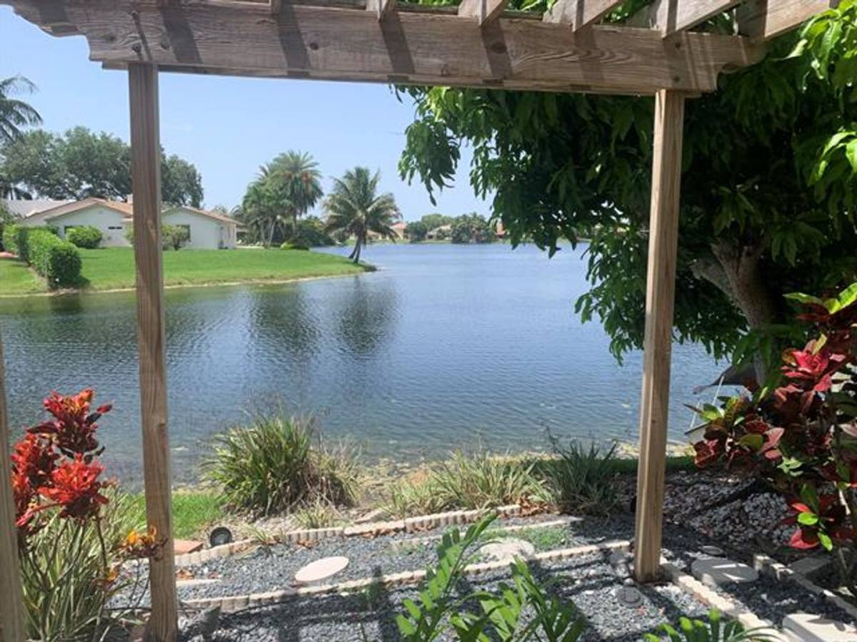 House for rent at 11585 N Quayside Dr, Hollywood, FL 33026