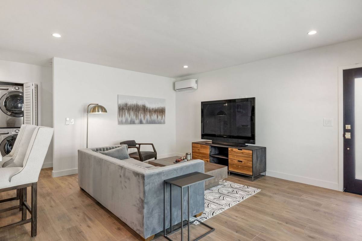 Apartment for rent at 10022 Culver Blvd, Culver City, CA 90232