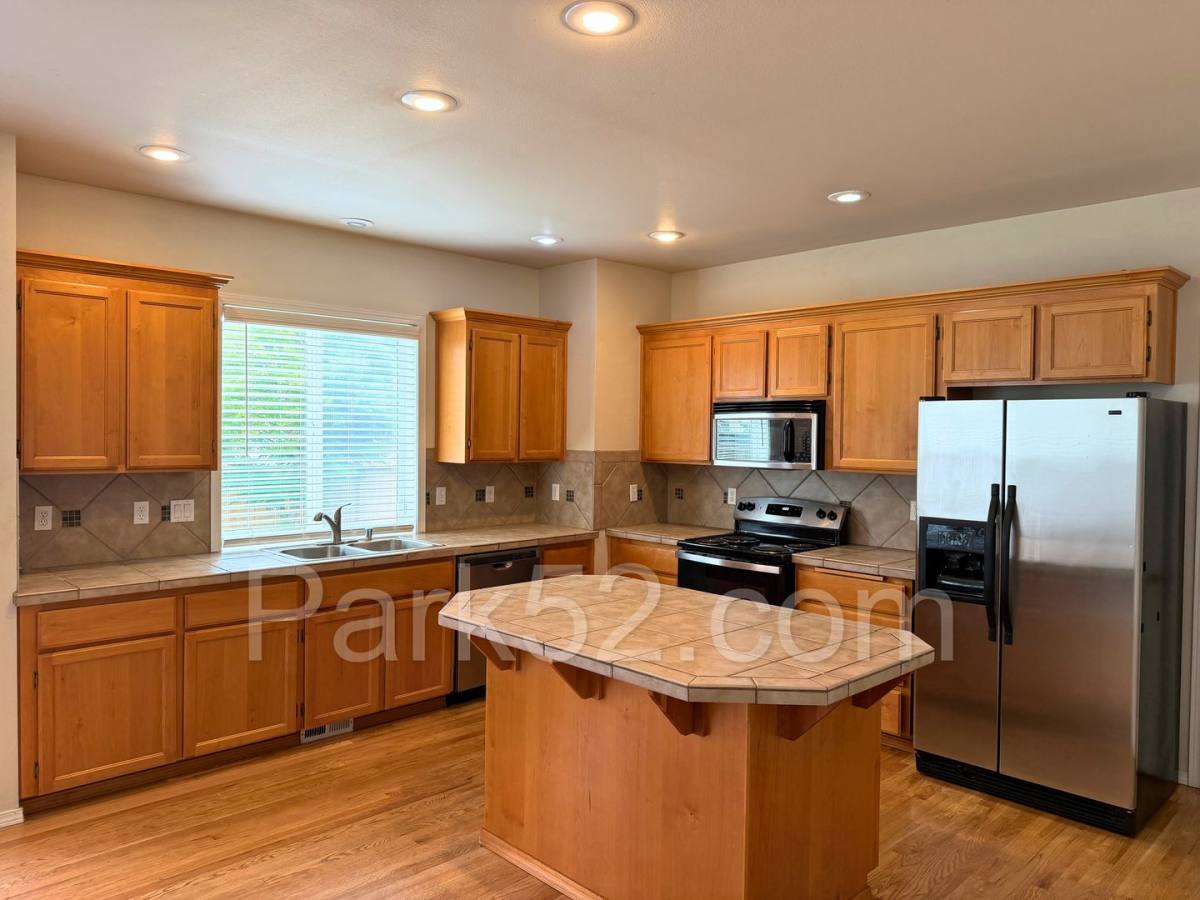 House for rent at 11113 185th St E, Puyallup, WA 98374