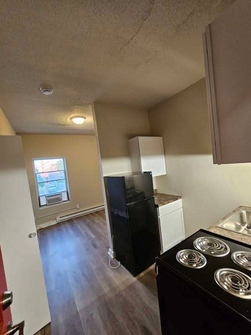 Apartment for rent at Robinson Heights, 102 E Robinson St, Knoxville, IA 50138