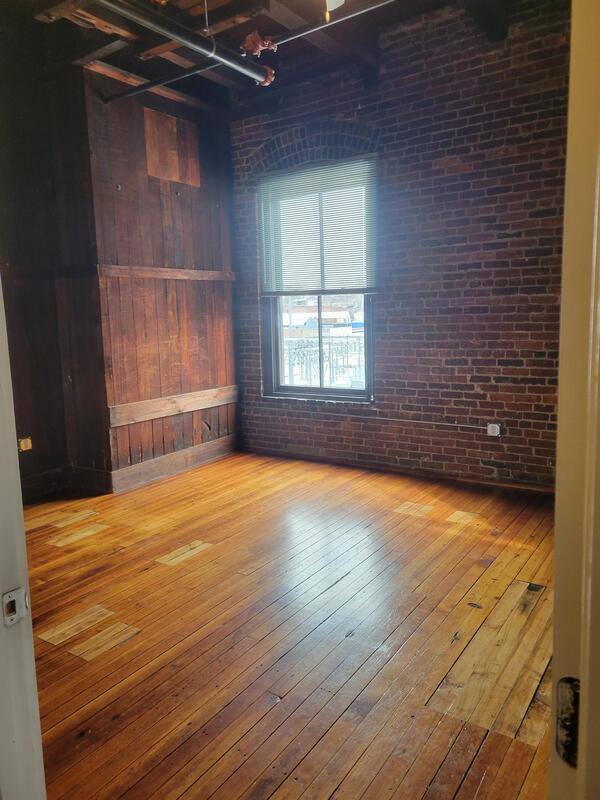 Apartment for rent at 116 N 5th St, Burlington, IA 52601