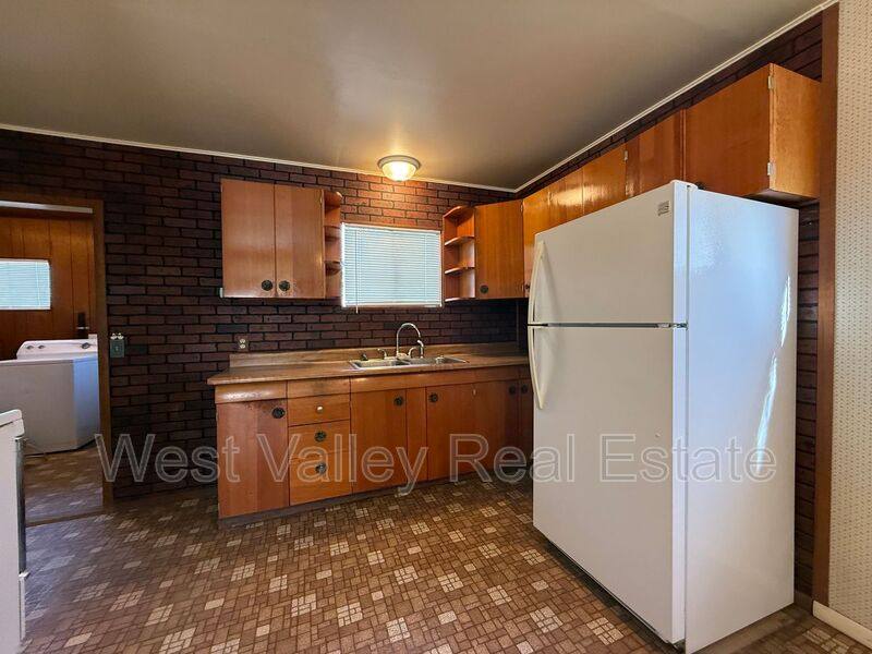 House for rent at 414 S 10th St, Taft, CA 93268