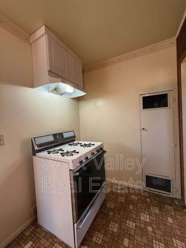 House for rent at 414 S 10th St, Taft, CA 93268