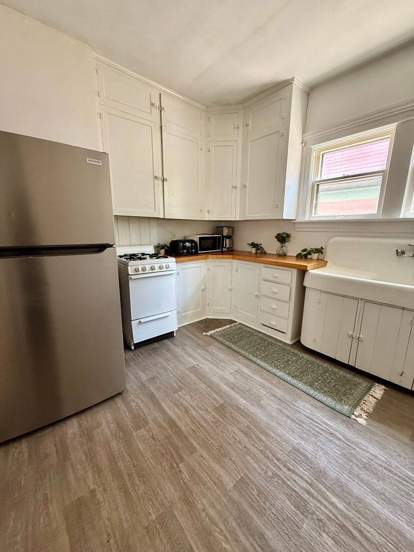 Apartment for rent at 413 Locust St #1, Kalamazoo, MI 49007