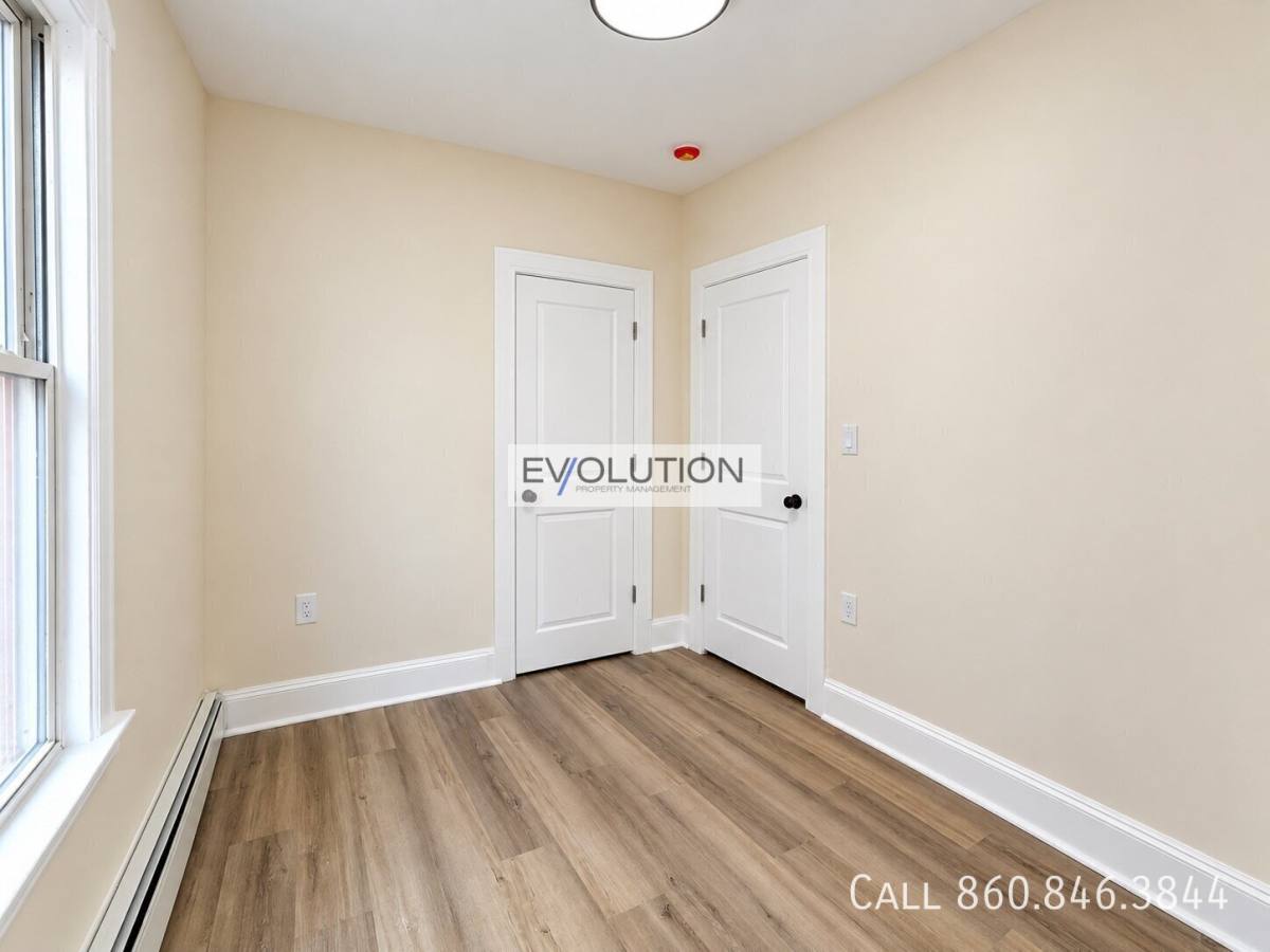 Apartment for rent at 906-908 Park St #1E, Hartford, CT 06106