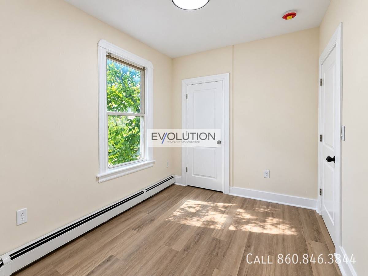 Apartment for rent at 906-908 Park St #1E, Hartford, CT 06106