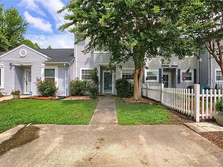 Townhouse for rent at 2102 Victoria Court, Carrollton, VA 23314