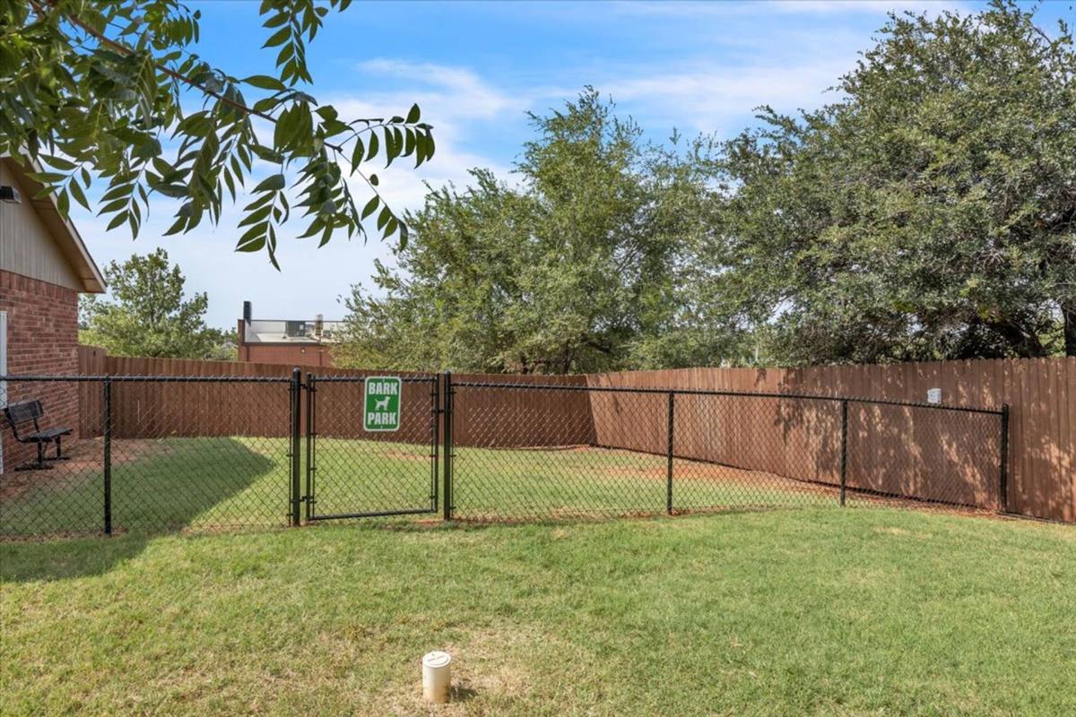 Black Bear Creek, 2040 E Memorial Rd, Edmond, OK 73013 - Apartment for Rent - Image 2
