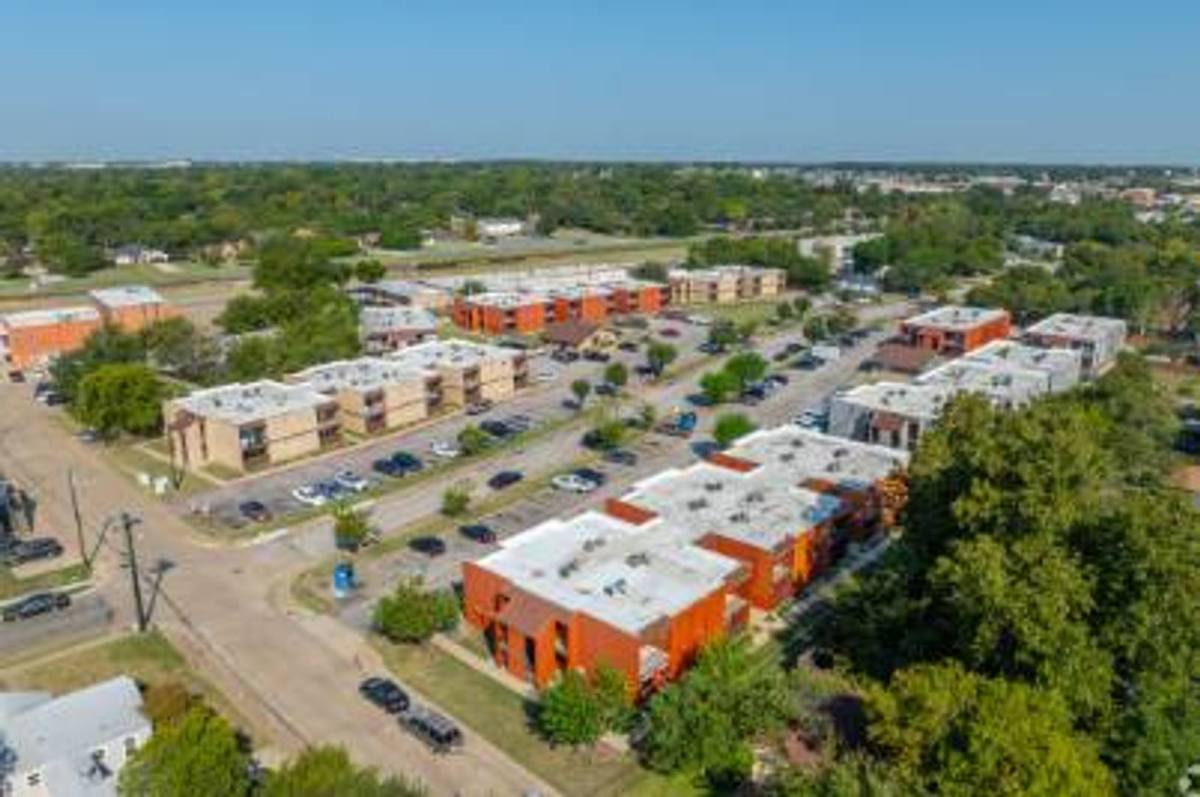 Apartment for rent at 400 N Merrill Ave, Duncanville, TX 75116
