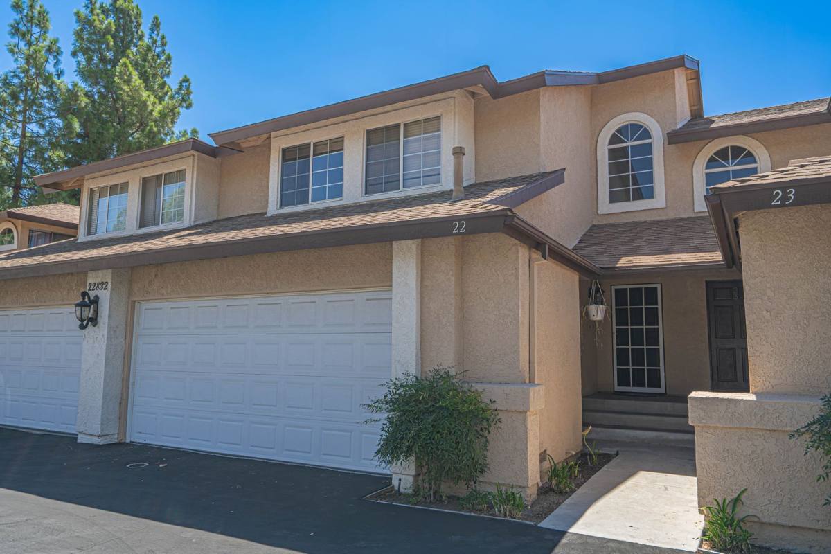 Townhouse for rent at 22832 Banyan Place #22, Santa Clarita, CA 91390