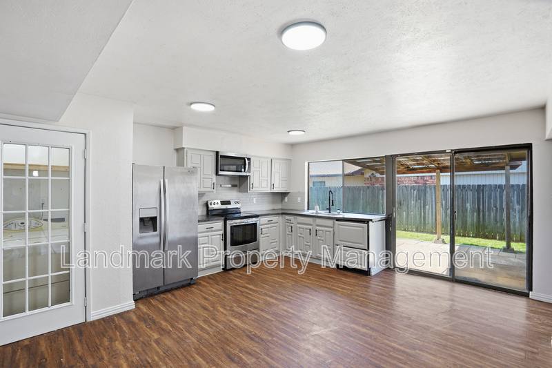 House for rent at 2711 Treeview Dr, Arlington, TX 76016