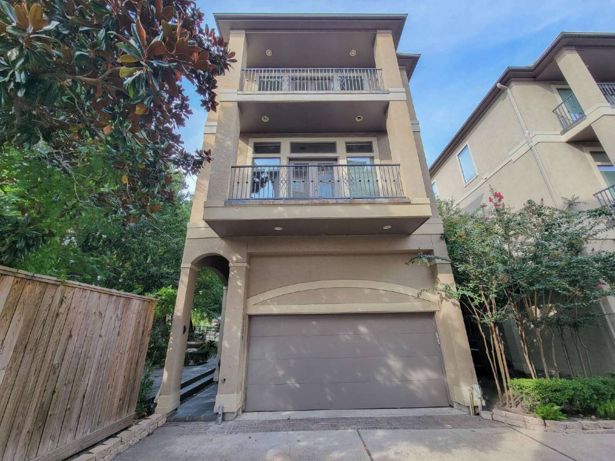 Townhouse for rent at 6830 Staffordshire Blvd, Houston, TX 77030