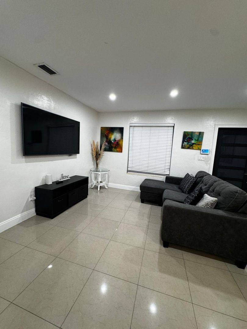 1071 NW 85th St, Miami, FL 33150 - Townhouse for Rent - Image 3