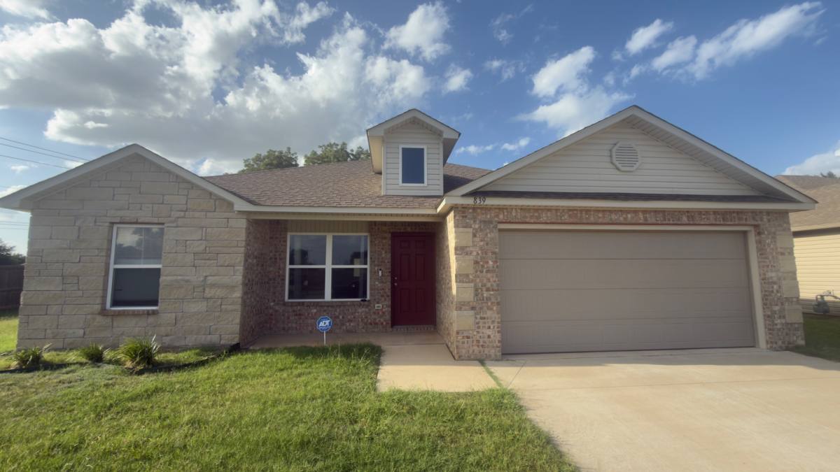 House for rent at 839 W Judy Dr, Mustang, OK 73064
