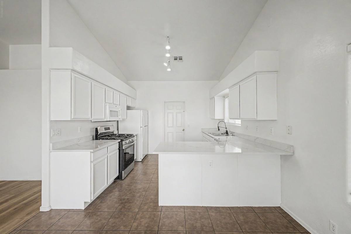 House for rent at 930 E Harwell Rd, Phoenix, AZ 85042