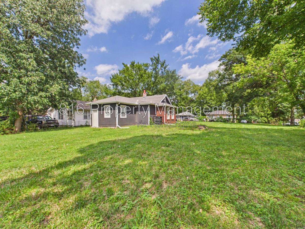 House for rent at 7924 Agnes Ave, Kansas City, MO 64132