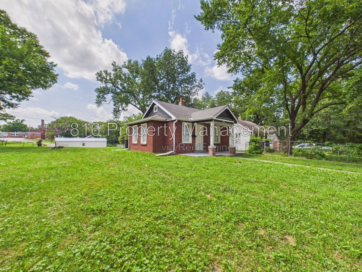 House for rent at 7924 Agnes Ave, Kansas City, MO 64132