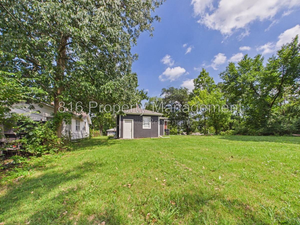 House for rent at 7924 Agnes Ave, Kansas City, MO 64132