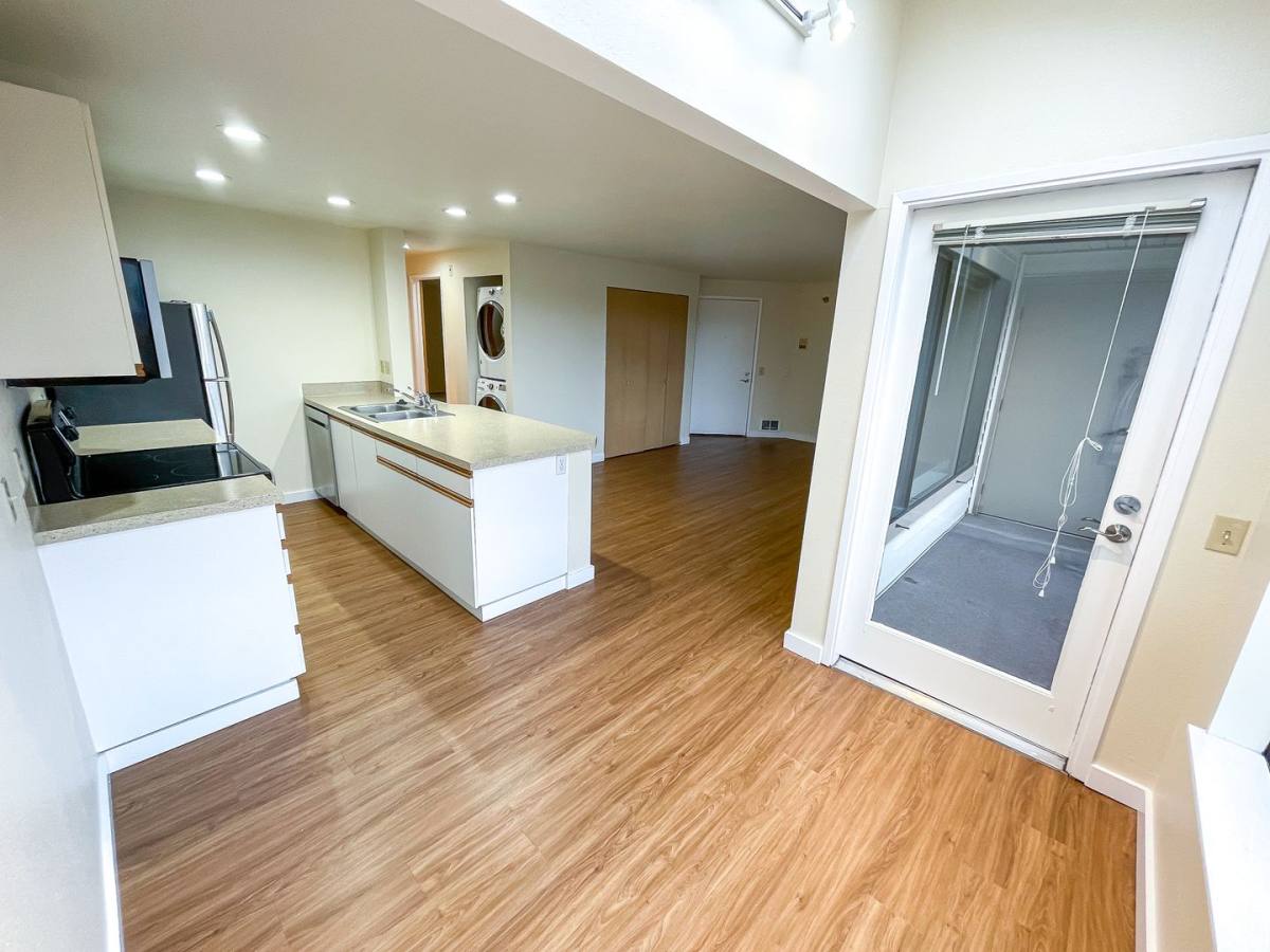 Apartment for rent at Madison Gate, 2501 E Madison St, Seattle, WA 98112
