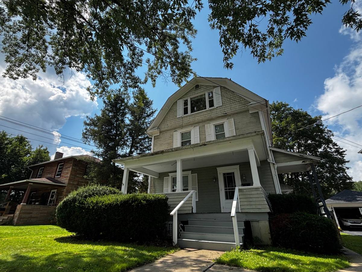 Apartment for rent at 513 N Center St, Grove City, PA 16127