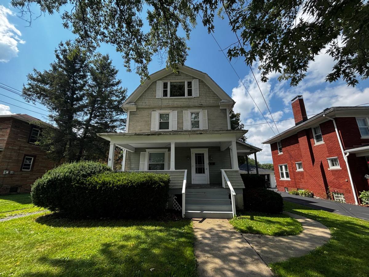 Apartment for rent at 513 N Center St, Grove City, PA 16127