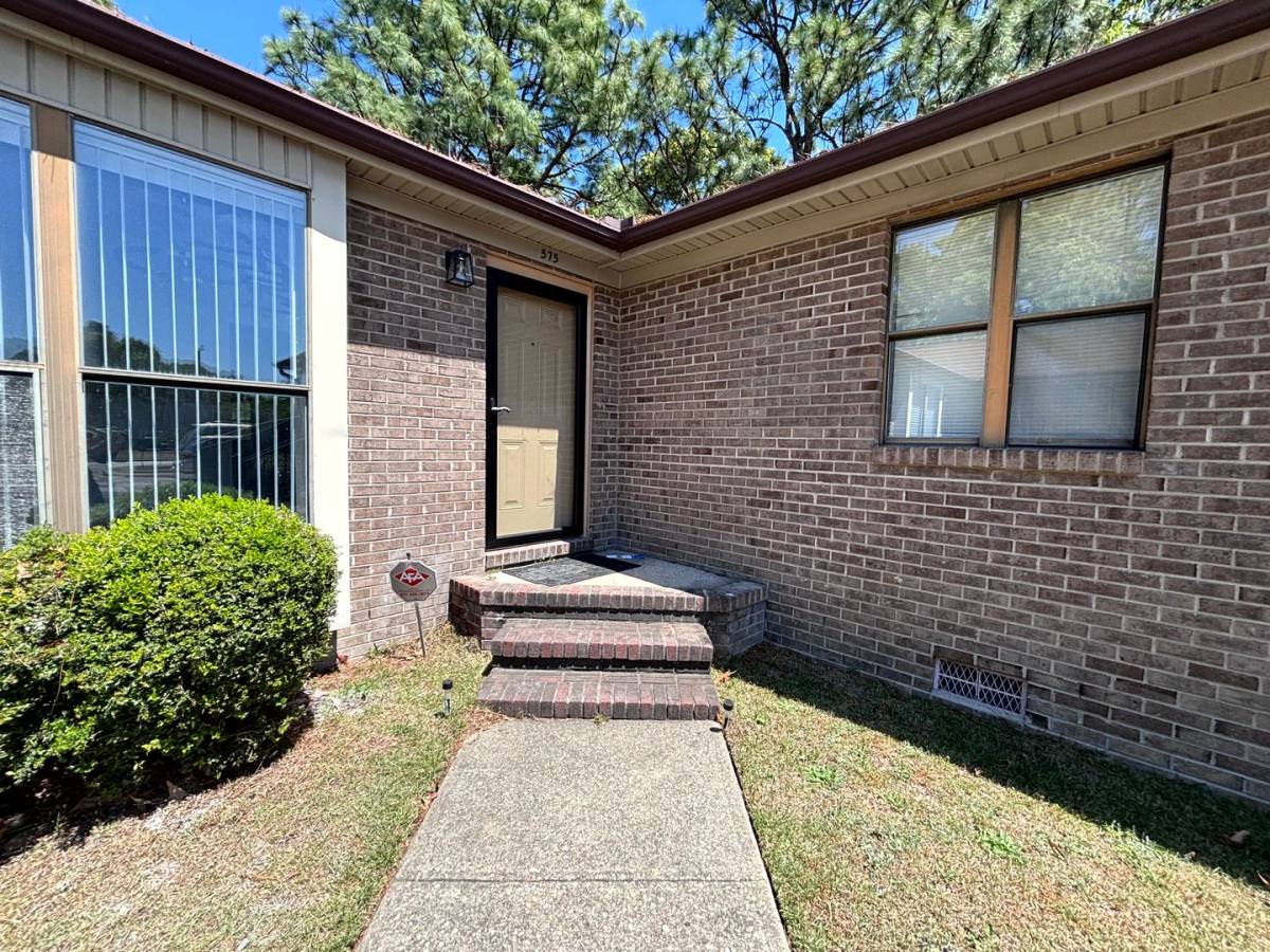 Townhouse for rent at 575 Countrytown Dr, Hope Mills, NC 28348