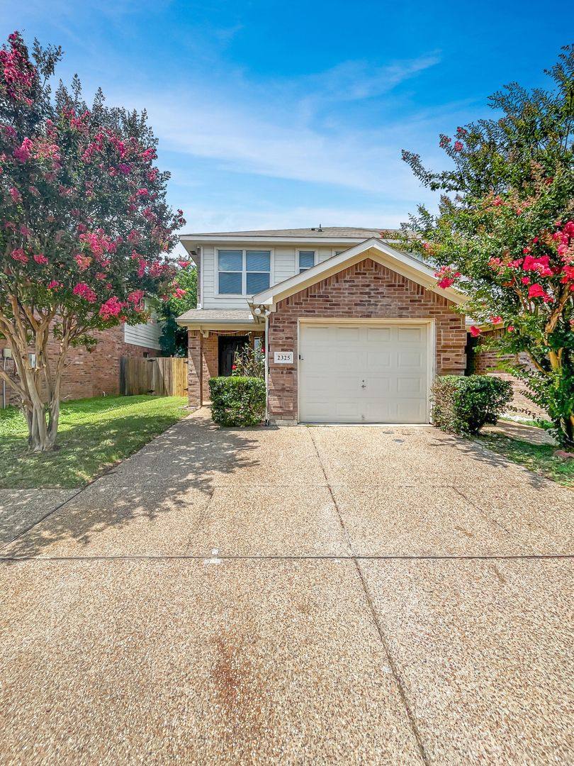 House for rent at 2325 Kingsway Dr, Arlington, TX 76012