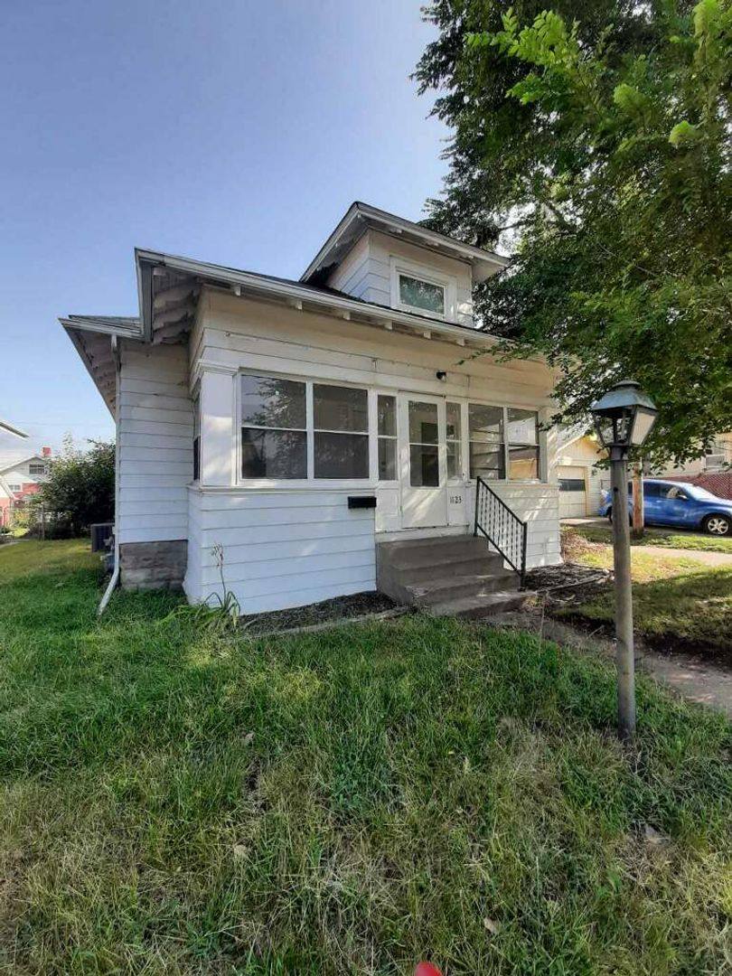 House for rent at 1123 18 1 2 Ave, Rock Island, IL 61201