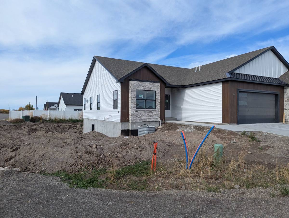 Townhouse for rent at 686 S Cutler Ave, Sugar City, ID 83448