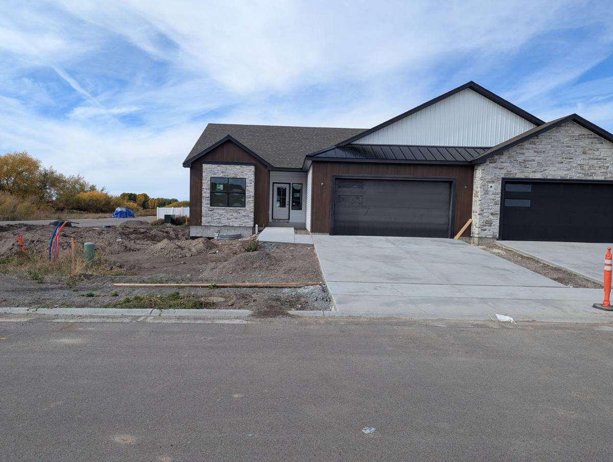 Townhouse for rent at 686 S Cutler Ave, Sugar City, ID 83448
