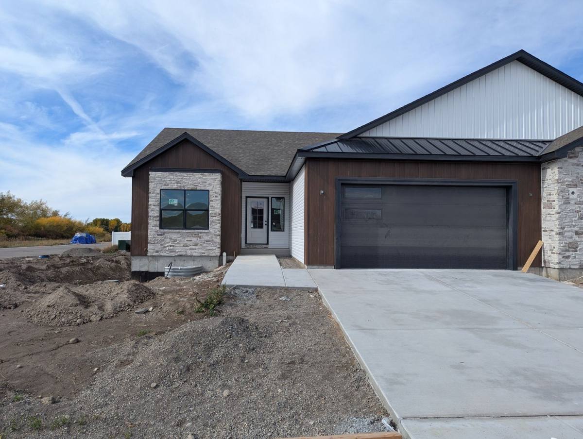 Townhouse for rent at 686 S Cutler Ave, Sugar City, ID 83448