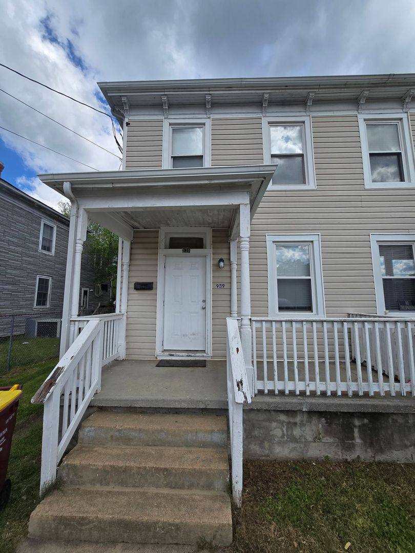 Townhouse for rent at 939 Hinton St, Petersburg, VA 23803