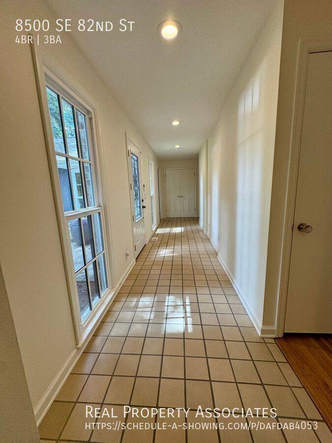 House for rent at 8500 SE 82nd St, Mercer Island, WA 98040