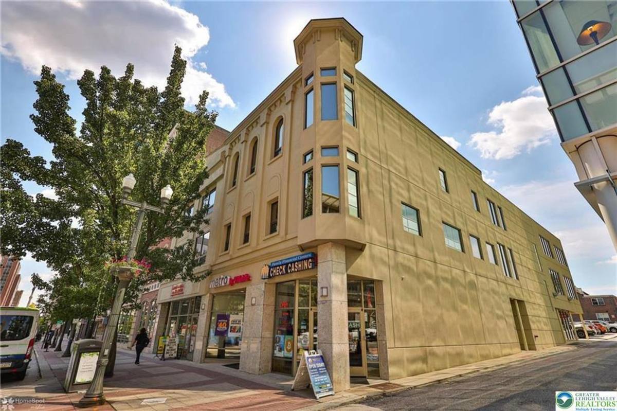 Apartment for rent at Center City Allentown, 818-822 Hamilton St, Allentown, PA 18101