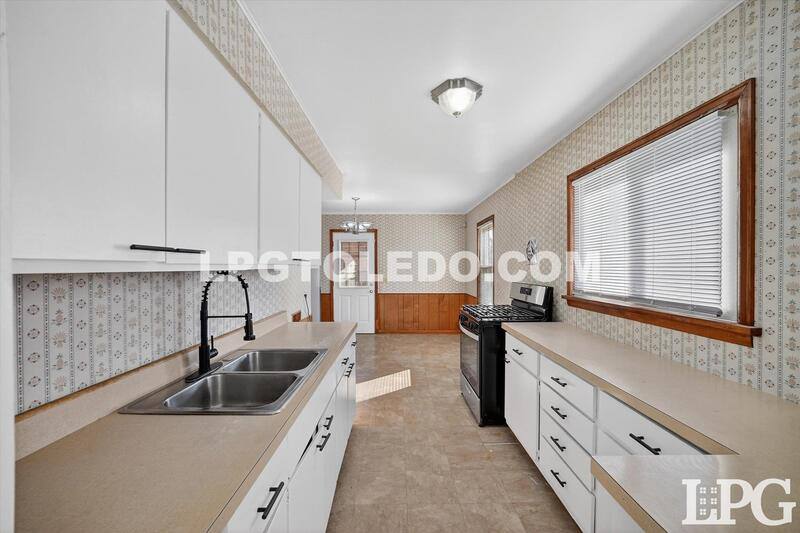 House for rent at 1525 Akron St, Toledo, OH 43605