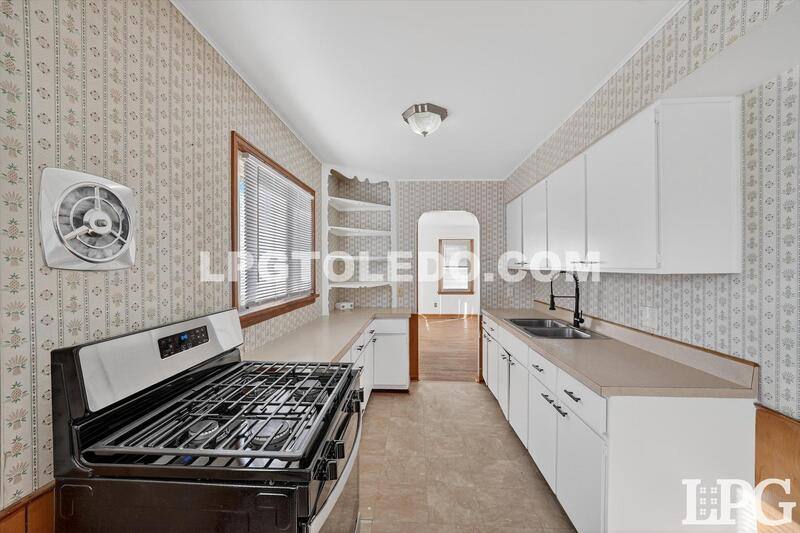 House for rent at 1525 Akron St, Toledo, OH 43605